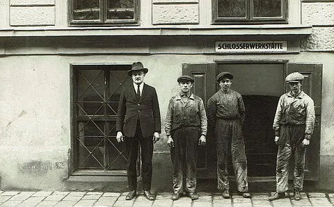 Männer der Schlosserei vor 100 Jahren