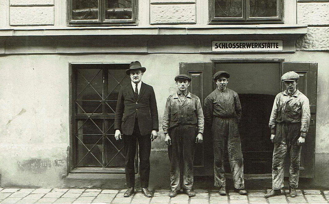 Männer der Schlosserei vor 100 Jahren
